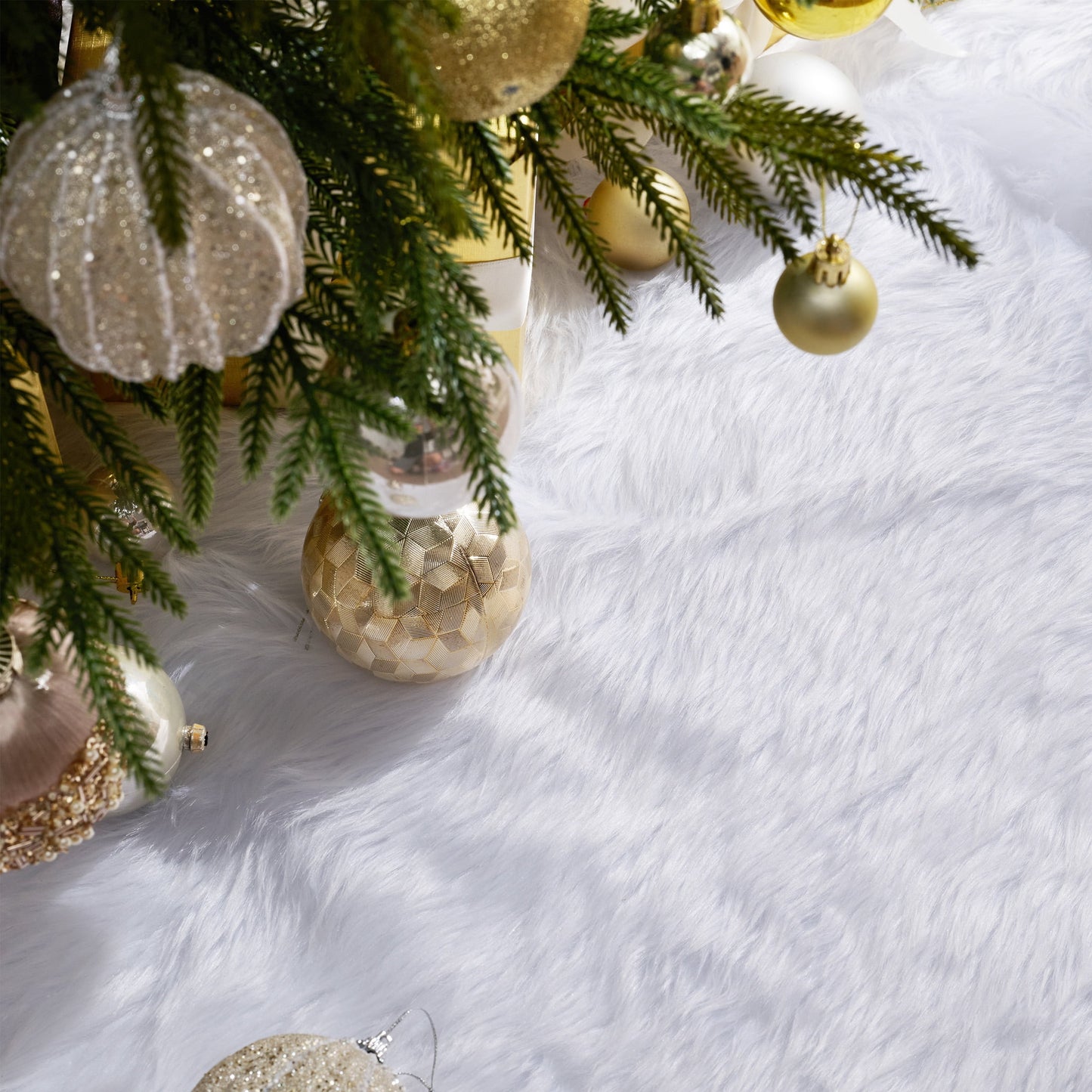 DR.Planzen 48-Inch White Flocked Christmas Tree Skirt, Soft Fuzzy Snowflake Holiday Mat with Hook & Loop Fasteners, Winter Wonderland Floor Cover for Indoor Xmas Decor
