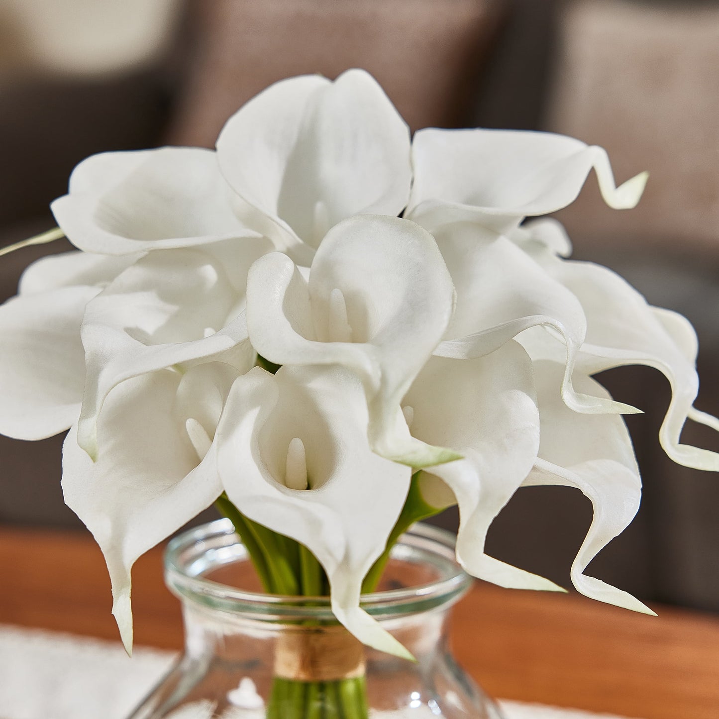 DR.Planzen 10.4in Artificial Calla Lily Flowers with Vase - 19-Bloom White Fake Flowers with Faux Water, Real Touch PU Floral Arrangement for Home Decor Wedding Office Table Centerpiece